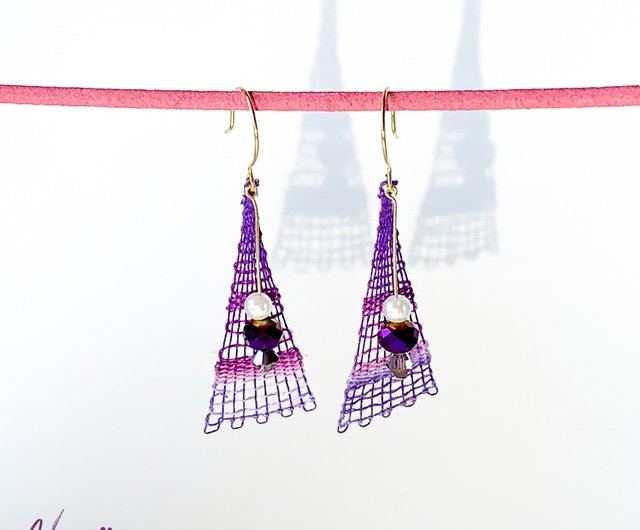 ニャンドゥティ三角の刺繍ピアス wisteria 藤 揺れる パープル 紫 グラデーション 刺繍 ビーズ ハンドメイドアクセサリー - ショップ  NyamMyam ピアス・イヤリング - Pinkoi