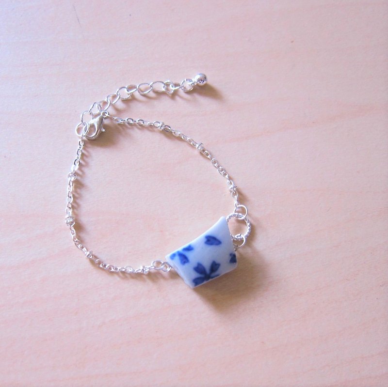 Fragmentation Trace Bracelet-Two // 2nd use Ornaments/ Ceramic Ornaments/ Fracture Traces/ Blue and White Ceramic Bracelet - Bracelets - Porcelain 