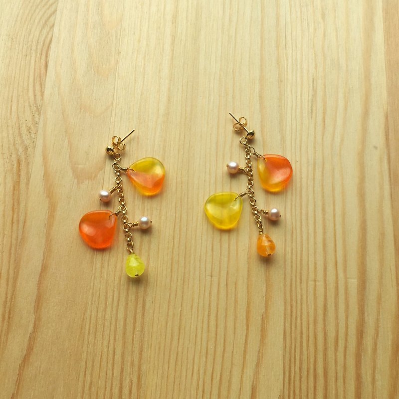 Sweet orange petal stud earrings - ต่างหู - วัสดุอื่นๆ สีส้ม
