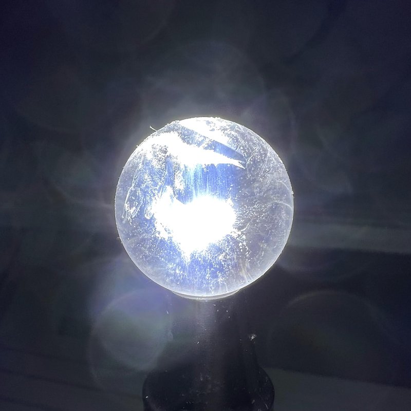光と影の隙間の間のマイクロブルーの光、1つの写真、1つのオブジェクト、水晶玉、癒し、ブルー針のボール、 - 置物 - クリスタル ホワイト