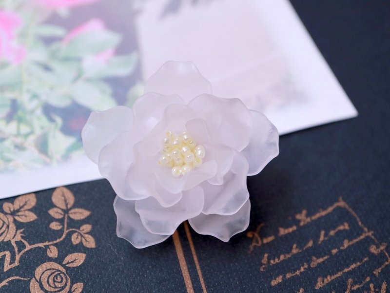 バラのブローチ アルバローズ　薔薇 ローズ 一重咲き 花 フラワー コサージュ 軽い 優雅 白 ホワイト 半八重咲き フェミニン ガーリー かわいい 透明感 - 胸針 - 塑膠 白色