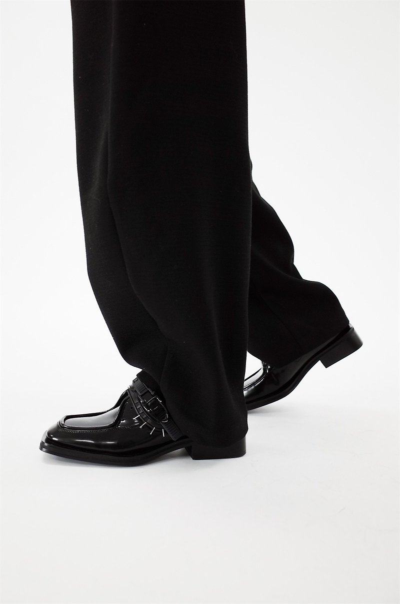 Black glossy surface temperature functional derby shoe buckle base apocalyptic handmade feel - รองเท้าหนังผู้หญิง - หนังเทียม สีดำ