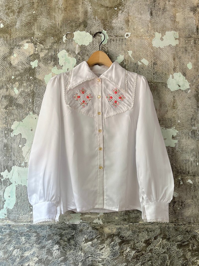 裊裊百貨公司-Vintage 紅粉花卉刺繡蕾絲滾邊白長襯 - 女襯衫 - 其他材質 