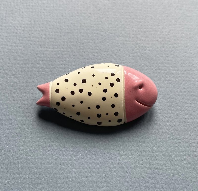 Fish Brooch. Ceramic Pin. Pottery Jewelry - 胸針/心口針 - 陶 粉紅色
