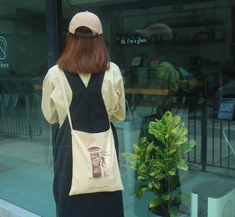 【Tote Bag】郵筒女孩 刺繡圖案 帆布斜孭袋 - 側背包/斜背包 - 棉．麻 卡其色