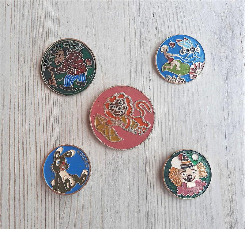 Russian kids pin badges vintage - Soviet cartoon heroes pin badge five pieces - Badges & Pins - Aluminum Alloy 