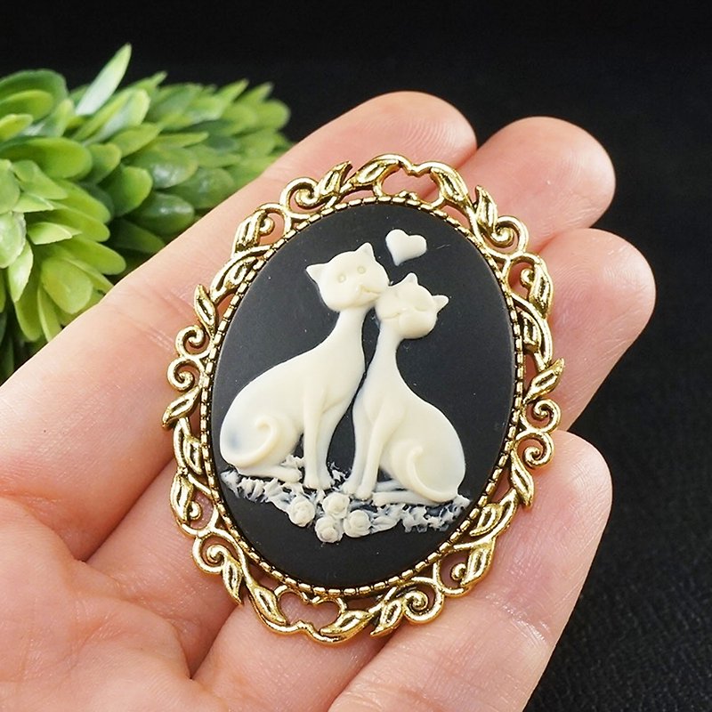 Ivory on Black Cat Cats Kitten Cameo Oval Golden Brooch Pin Woman Jewelry Gift - Brooches - Other Materials Black