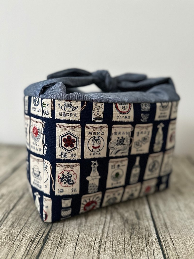 Japanese Navy Vintage Poster Lunch Bag - กระเป๋าถือ - ผ้าฝ้าย/ผ้าลินิน สีน้ำเงิน