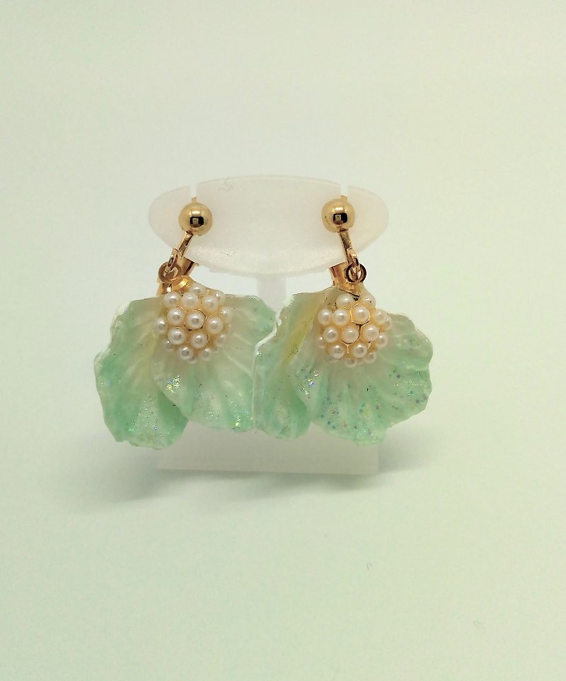 Flower clip on earrings Free shipping Handmade With box For gift　glitter - ต่างหู - พลาสติก สีน้ำเงิน