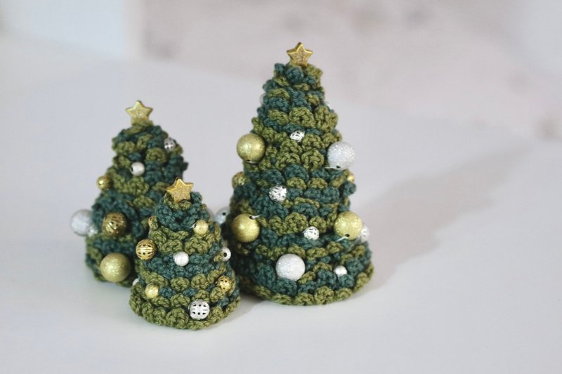 Midnight forest. Gold and silver ball knitted Christmas tree - ของวางตกแต่ง - ผ้าฝ้าย/ผ้าลินิน สีเขียว