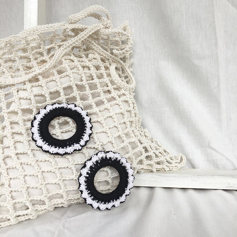 Black-White A crochet earring - 耳環/耳夾 - 棉．麻 咖啡色