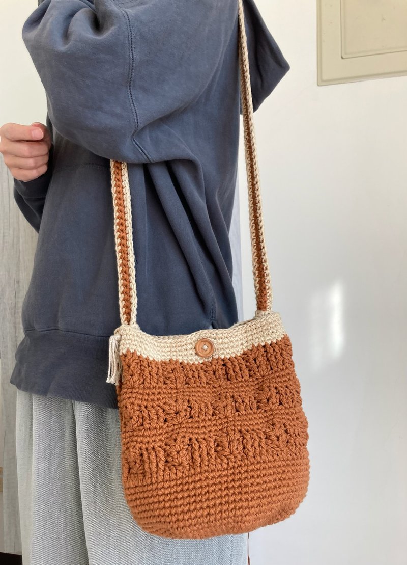 Big Bucket Bag Handwoven Bag Crossbody Bag - กระเป๋าแมสเซนเจอร์ - ผ้าฝ้าย/ผ้าลินิน สีนำ้ตาล