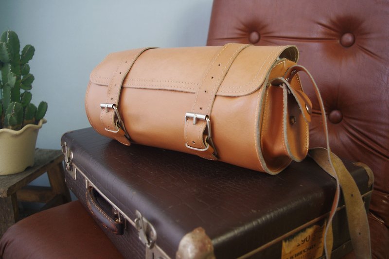 European antique bag - cylindrical caramel color leather shoulder bag - กระเป๋าแมสเซนเจอร์ - หนังแท้ สีนำ้ตาล