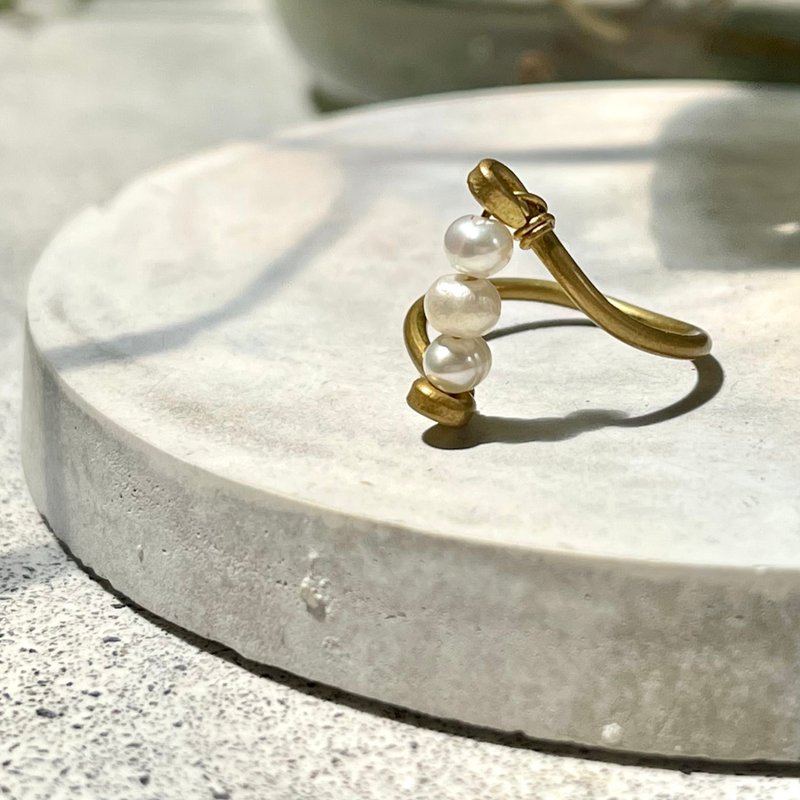 老林雜貨 | 三顆珍珠黃銅戒指 - 戒指 - 其他金屬 金色