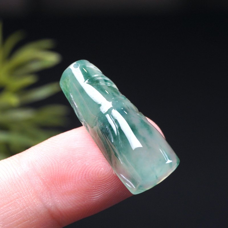 【節々高昇】高氷種 翠色模様入り翡翠 竹モチーフ | 天然ミャンマー産本翡翠（A貨）| ギフト - チャーム - 翡翠 グリーン