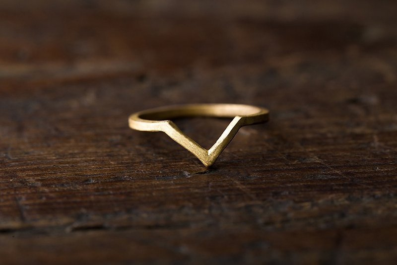 Beats palpitated handmade Bronze ring Brass Ring V - แหวนทั่วไป - ทองแดงทองเหลือง สีทอง