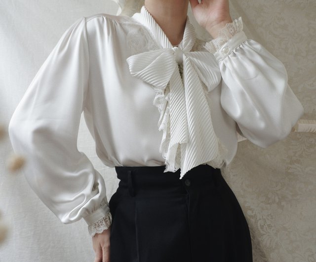 Vintage Off White Long Sleeve Blouse With Ruffle Lace Detail And