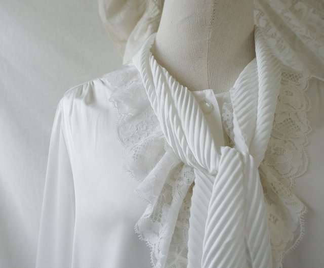 Vintage Off White Long Sleeve Blouse With Ruffle Lace Detail And