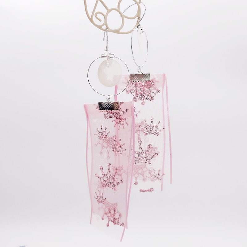 Daqian design fashion natural mirror shell powder yarn crown ribbon earrings / clip lover Xie Shiyan - ต่างหู - ผ้าฝ้าย/ผ้าลินิน สึชมพู