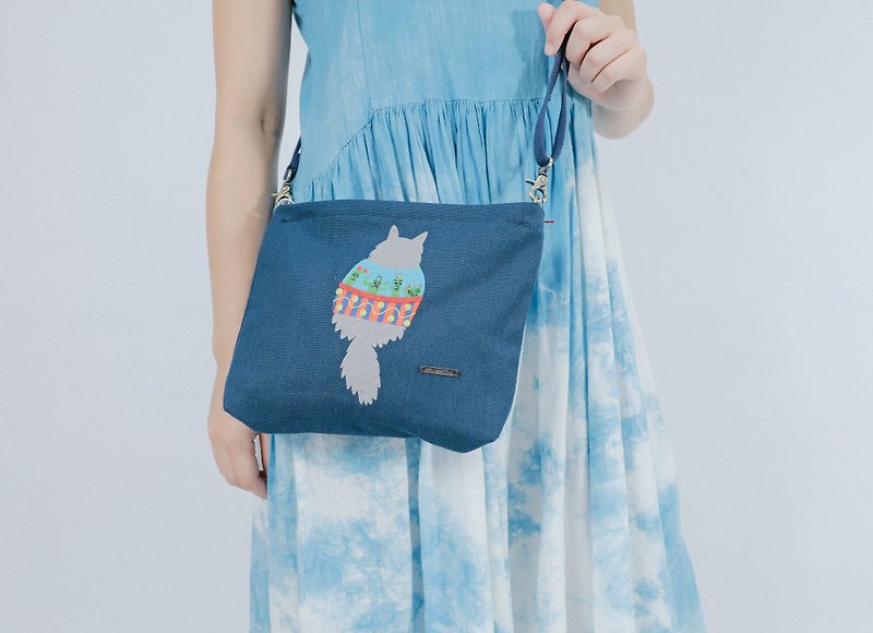 Cotton Canvas Denim Embroidery Across-Body Bag - Fat Cat With Family Shirt - กระเป๋าแมสเซนเจอร์ - งานปัก ขาว