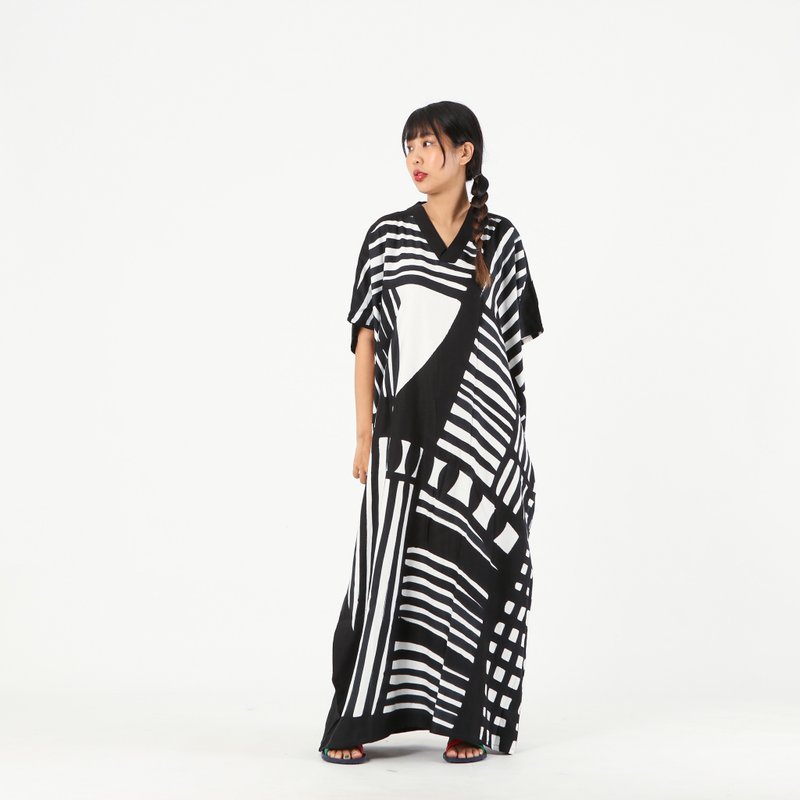 Kaftan V Nack Linen Hand Paint Free Size - 洋裝/連身裙 - 棉．麻 黑色