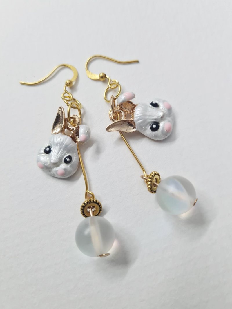 Aura Stone Lucky Stone Hook Earring - 耳環/耳夾/耳骨夾 - 石頭 白色