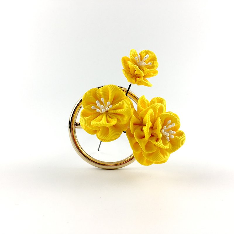 Kaika Ato / Camellia-Deep Goose Yellow-Three-piece Set / つまみ簡工花簪 - เครื่องประดับผม - วัสดุอื่นๆ สีเหลือง