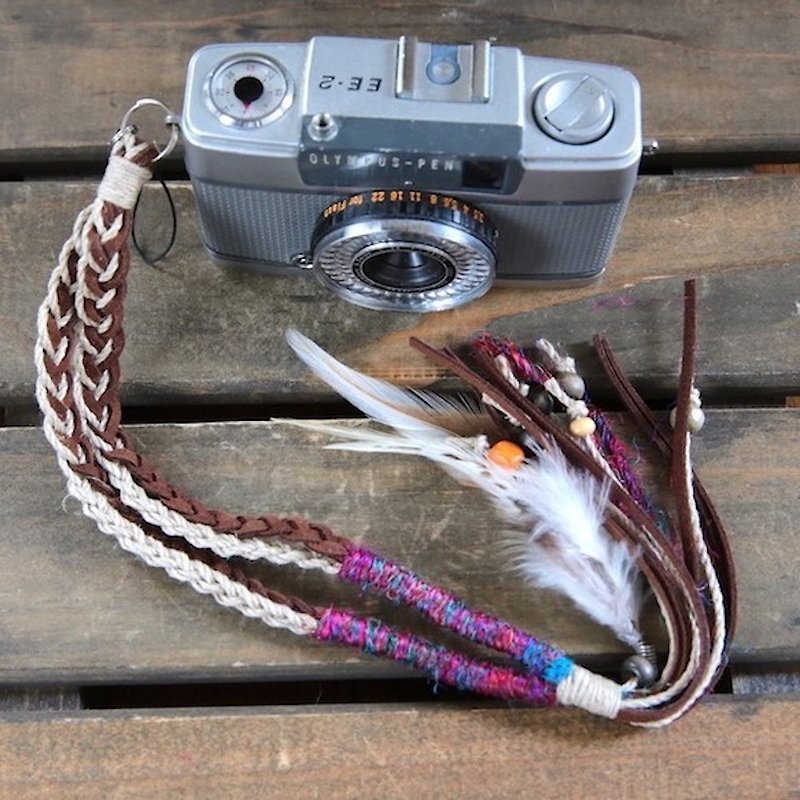 Hand strap with feather decoration, wood beads and hemp and suede string - เชือก/สายคล้อง - ผ้าฝ้าย/ผ้าลินิน สีนำ้ตาล