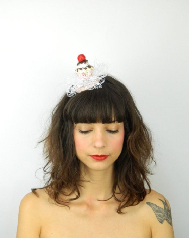 Fascinator Headpiece with Vintage Shabby Chic Cherry Cupcake and Veil Party Hat - เครื่องประดับผม - วัสดุอื่นๆ สึชมพู