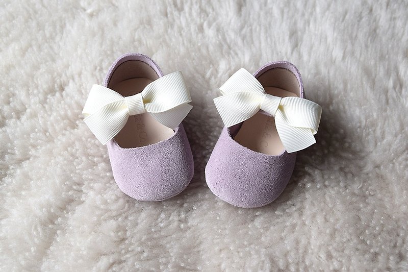 ピンクパープルハンドベビーシューズ新生児の幼児靴ミエウエギフト人形の靴ベビーギフト女性の赤ちゃん - ベビーシューズ - 革 パープル