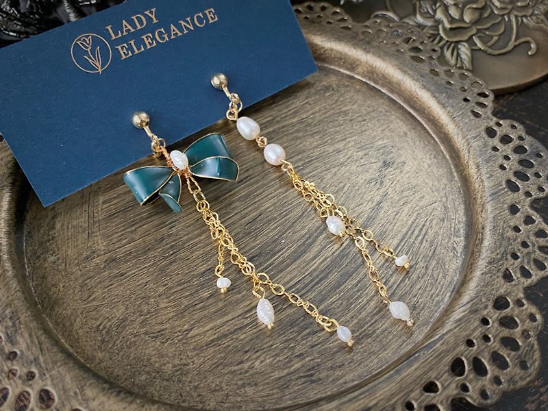珠光粼粼天然淡水珍珠蝴蝶結不對稱耳環-霧綠 - 耳環/耳夾 - 珍珠 