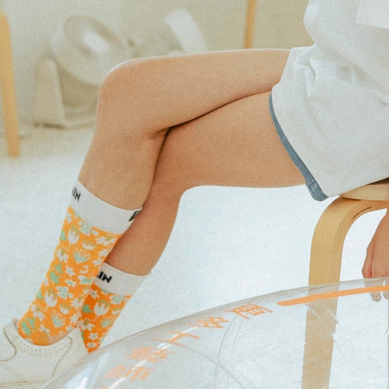 【Pinkoi x Moomin】Limited Japanese illustration style double needle rib socks with orange print - Socks - Plastic Multicolor