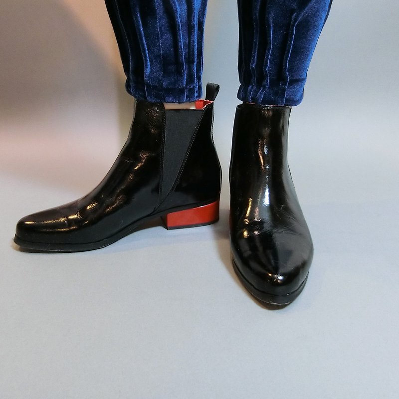 Pointed red boots || Witch rock party oil wax black || # 8087 - รองเท้าบูทสั้นผู้หญิง - กระดาษ สีดำ
