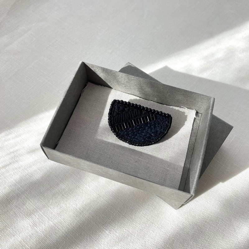 Brooch/手刺繍/2024黒003/ 箱入 1点もの/ - 胸針 - 棉．麻 黑色