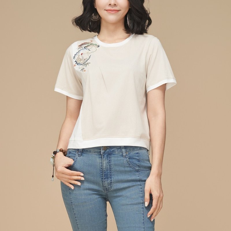 古典美 圓領花苞刺繡T桖【53005】 - 女 T 恤 - 棉．麻 卡其色