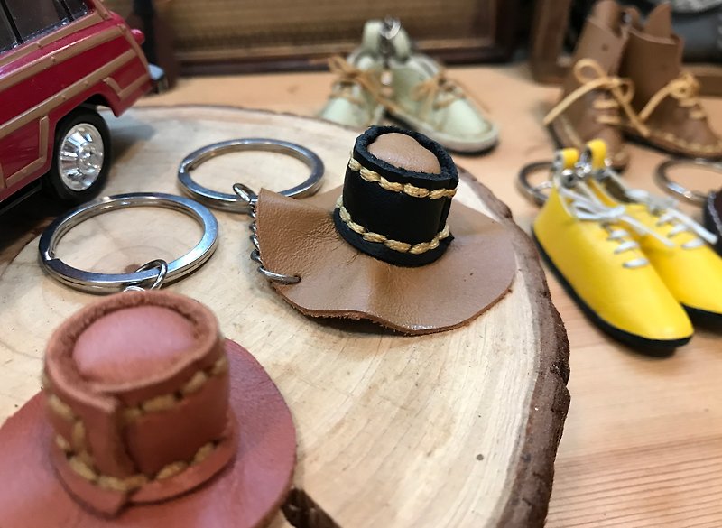 Hand-made leather ─ leather key ring (cowboy hat shape). Mushroom poet + hand made = The Mushroom Hand. (Key ring, pendant, styling key, hat, cowboy hat, gentleman hat, guitar, small shoes) - ที่ห้อยกุญแจ - หนังแท้ สีนำ้ตาล