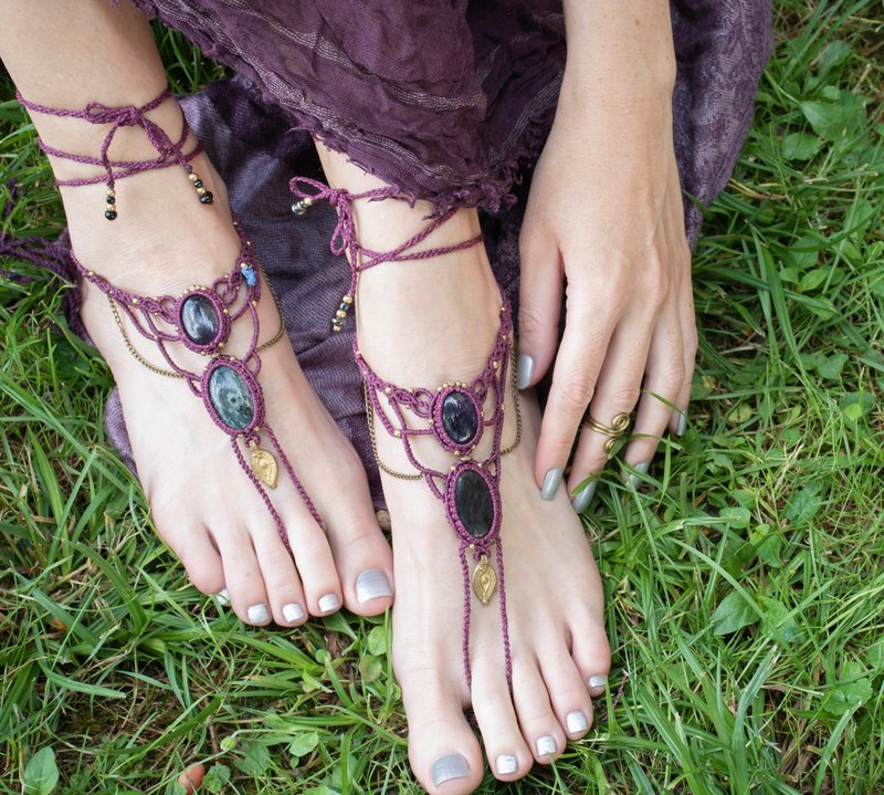 Purple barefoot sandal, amethyst summer macrame foot thong, foot jewelry - 涼鞋 - 寶石 紫色