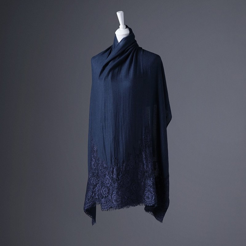 【輕奢】Iris湛藍古典蕾絲純羊絨Cashmere圍巾 - 頸巾/披肩 - 其他材質 藍色