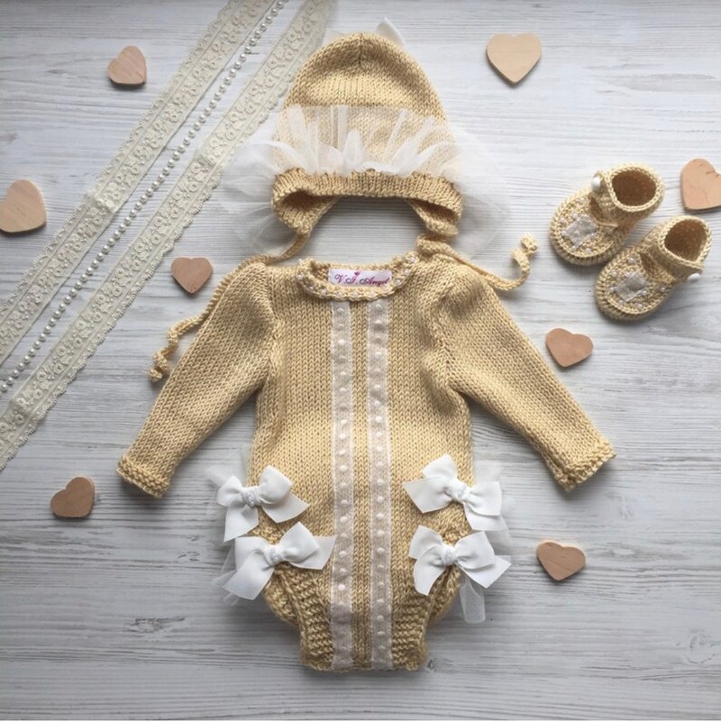 Hand knit beige romper, hat and booties for baby girl. - 包屁衣/連身衣 - 其他材質 卡其色