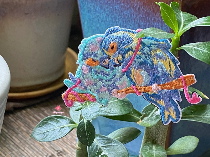【禮物首選】靈鳥 Carie 刺繡別針 - 徽章/別針 - 棉．麻 多色