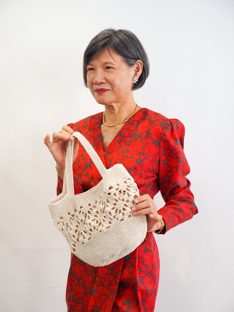 [Grandma’s ingenious knitting] Handmade crochet handbag with hollow pattern - กระเป๋าถือ - ผ้าฝ้าย/ผ้าลินิน ขาว