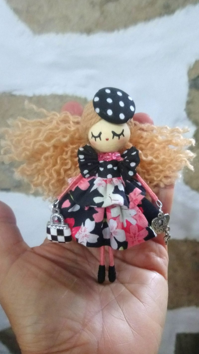 Brooch doll - เข็มกลัด - ไม้ สึชมพู