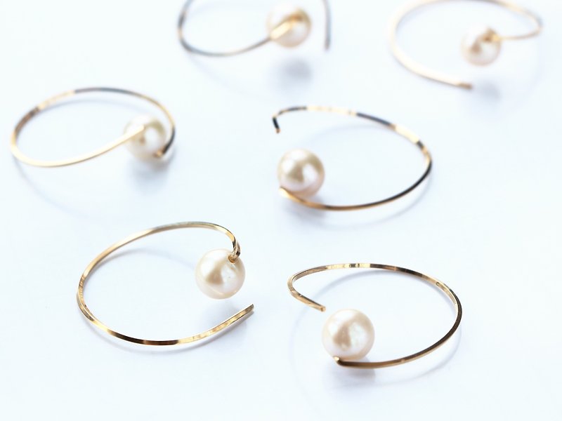 14kgf- twist hoop pearl pierced earrings - 耳環/耳夾 - 寶石 白色