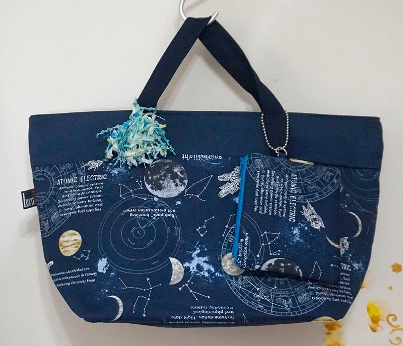 Interstellar Pattern Tote Bag Clutch Handbag - กระเป๋าถือ - ผ้าฝ้าย/ผ้าลินิน สีน้ำเงิน