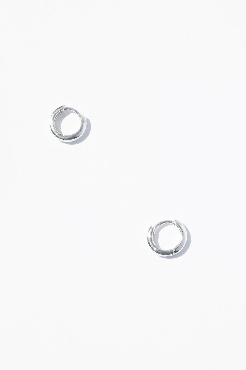 Round Huggie Earring 弧形圈圈耳環 - 耳環/耳夾 - 純銀 銀色