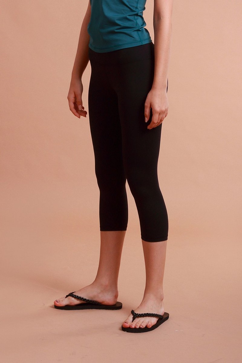 【シーズン特価】吸湿性、通気性に優れた台湾製ベーシックハイウエストタイトクロップドパンツ -ブラック - ヨガウェア - ポリエステル ブラック