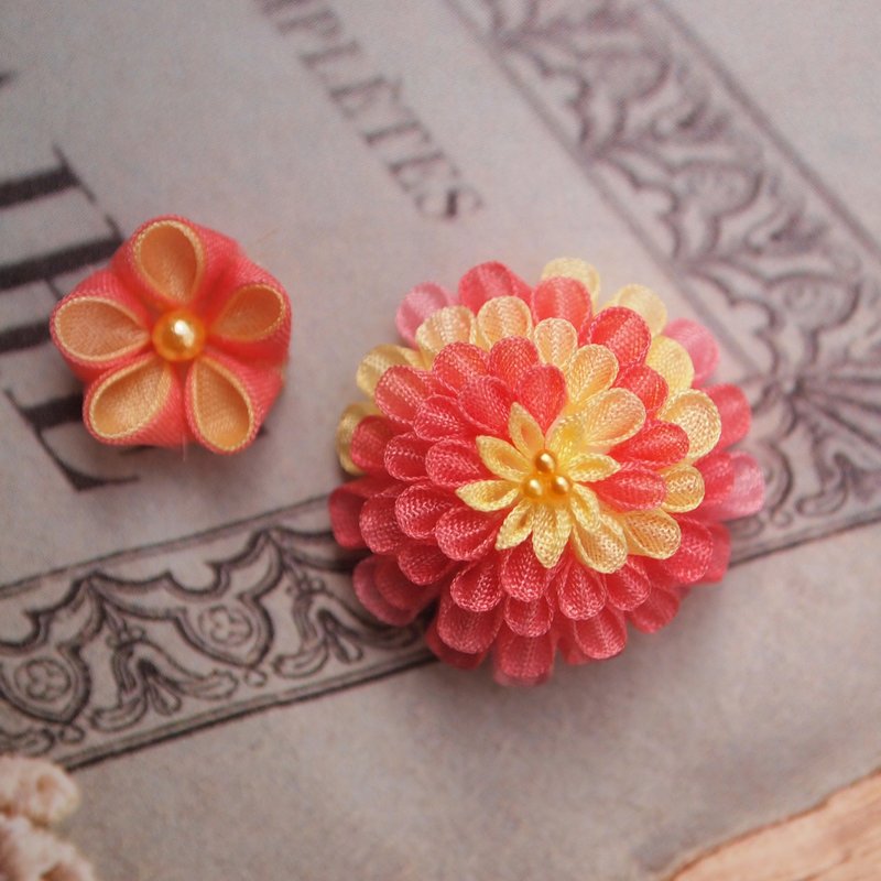 [Pierced earrings / Clip-On] Japanese traditional knob work swirl flower - Earrings & Clip-ons - Silk Red