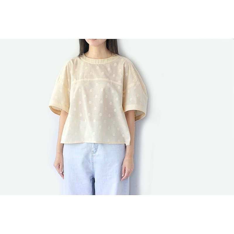 Cream colored oversized puff sleeve shirt with polka dots - 女上衣/長袖上衣 - 棉．麻 