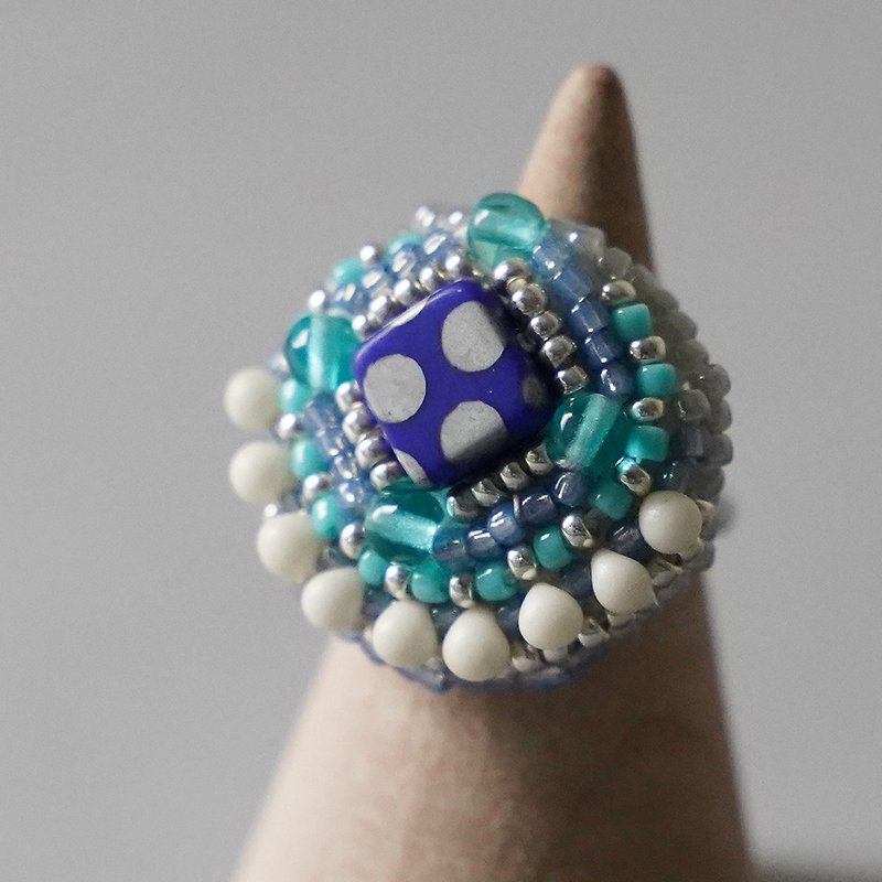 Can also be used as a scarf ring Chatty Ring 200 Free Size Bead Embroidery Ring Blue Dot Large Ring - แหวนทั่วไป - แก้ว สีน้ำเงิน