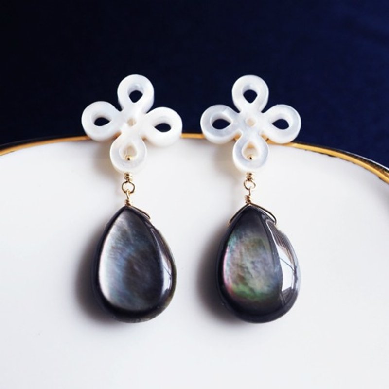 Openwork of white mother of pearl flower and black mother of pearl swaying earrings Lisette - Earrings & Clip-ons - Gemstone Black